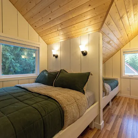 Woods and Wakes Retreat• Hot Tub & Lake Views