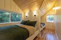 Woods and Wakes Retreat• Hot Tub & Lake Views