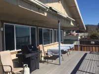 Beautiful 5 Bedroom, 3 bath waterfront home on Clearlake w/private hot tub Hotels in Nice