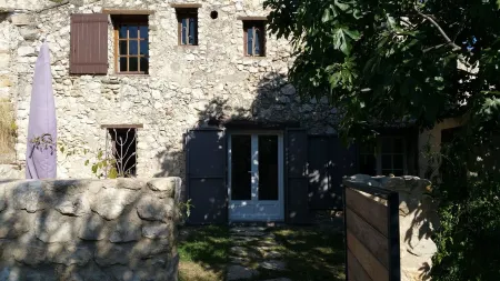 Haven of peace in the Luberon Regional Park Отели в г. Мерендоль