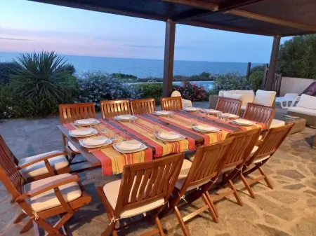 WONDERFUL VILLA ON THE SEA 8/10 PEOPLE Отели в г. Лумио