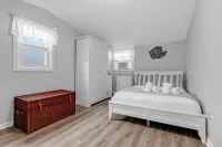 1 Block to Beach with Linens + Towels, BBQ & AC