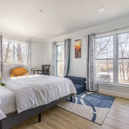 Modern 4BD/3BA w/Parking & deck & 29 min>NYC