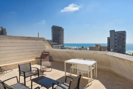 Best offer in bat yam 2 min walk to the beach&balc Отели рядом с достопримечательностью «Defenders Square»