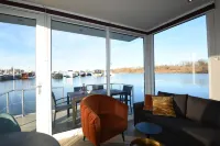 Luxury houseboat with panoramic view. Beautiful location and close to the city of Maastricht.
