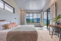 New Luxury Home - 180 degree Ocean Views - Pool/Hot tub  -Sleeps 11 - Chef avail