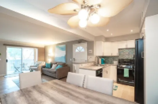 Cozy Beach Condo Sleeps 6