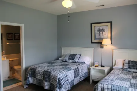 Comforts of Home Sweet Home! Close to Beaches!