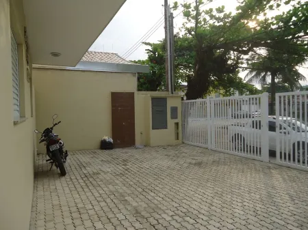 Comfortable rooms 50 meters from the beach. Отели рядом с достопримечательностью «Ubatuba Bus Station»