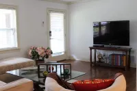 Comfy Home in Winter Park, can accommodate up 6 guests! Hotels in Fairview Shores