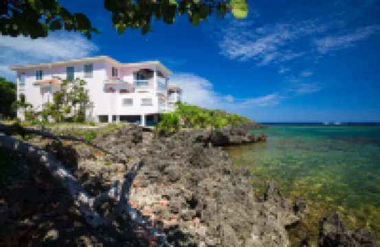Experience An Oasis of Luxury in Roatan's Vibrant West End Hotels in 