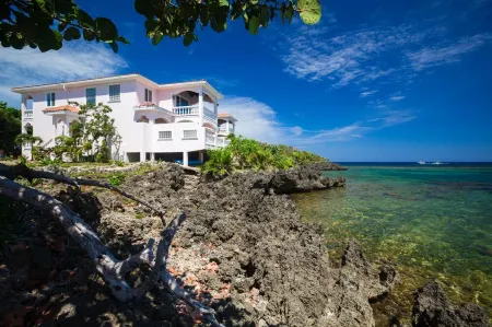 Experience An Oasis of Luxury in Roatan's Vibrant West End