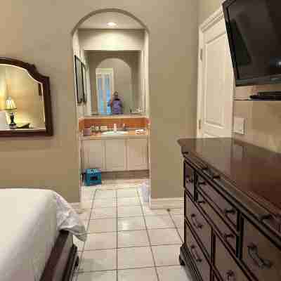 Luxurious 'Old Fort Bay' Large SINGLE LEVEL with 4 bedrooms each with an ensuite Rooms