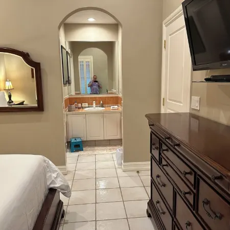 Luxurious 'Old Fort Bay' Large SINGLE LEVEL with 4 bedrooms each with an ensuite
