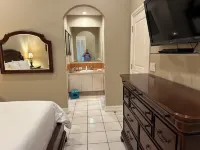Luxurious 'Old Fort Bay' Large SINGLE LEVEL with 4 bedrooms each with an ensuite Hôtels à proximité de : Clifton Heritage Park