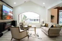 15 min from airport! Luxurious Gated Estate with Mountain Views from the Valley.
