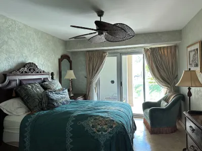 The Cliff Luxury Condo, Oceanfront, infinity pool 3 Shades of blue!