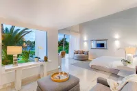 Oceanfront Luxury Villa, Pool, Staff & Golf Carts, Walk to Beach Dream House Hoteles en 