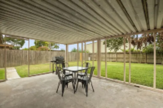 Welcoming 4 Bedroom House | Near Chinatown | King Bed | Full Office | Fast WiFi Hotels in Alief