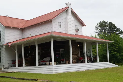 Cozy cabin in tranquil Oneonta with WiFi, AC