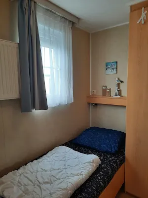 Chalet in Renesse - Holiday park Julianahoeve - *Sea*Pool*Sauna* 800m to the beach  호텔