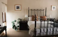 Wild Olive Cottage  Clare Valley