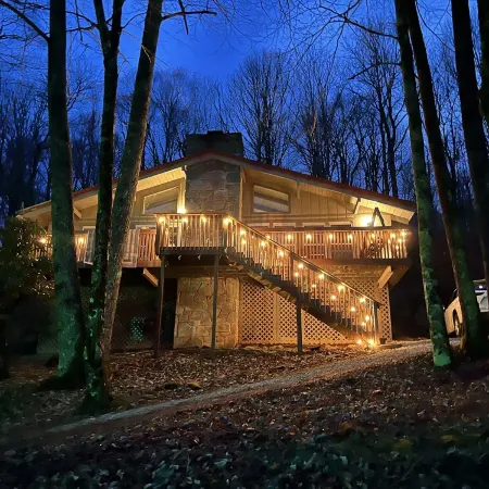 Spacious 3BR/3BA Cabin Only 0.5 Miles From Slopes!