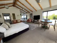 Cosy, comfortable Loft with free wi-fi set in a great location of the West Coast Отели в г. 