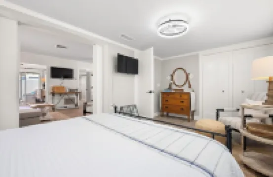 Shell We Dance? Charming Bungalow with Fabulous Location and Private Pool!