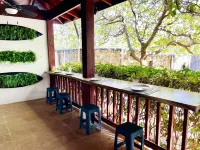 Spacious 2-Bed in Tamarindo: Private Yard, Sleeps 8, Near Beach