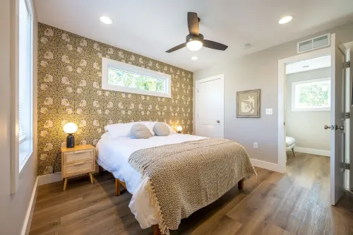 Modern Chic TownHouse: Art Decor / City Center & Pet-Friendly