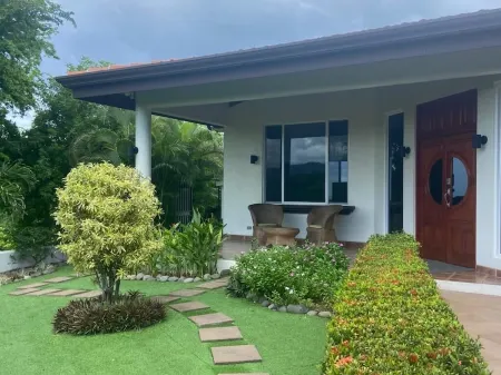 Hillside Treasure 4 BR 3.5 Bath Amazing Views of Playa Hermosa