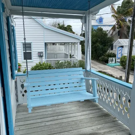 Pa Willie’s - Locally owned historic cottage conveniently located with dock.