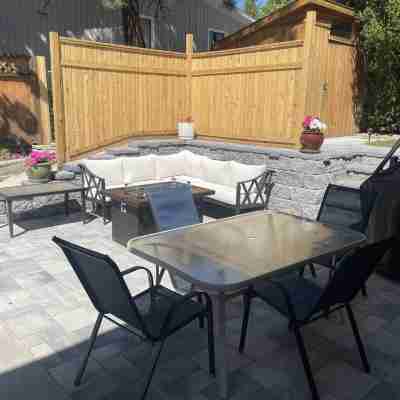 Bright Poolside 2 Bed, 2 Bath Walkout Basement Suite Hotel Exterior
