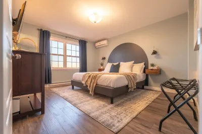 Modern house with beautiful spaces indoor and out!  호텔