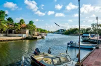 Spacious apartment,  lagoon view, minutes away from beach and town! 10% DISC