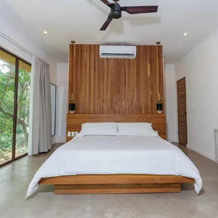 4Br/3.5BA AC Villa, 200m from Beach with Amazing Private Pool, Garden & Parking