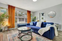 Marina Breeze! Charming 4-bedroom  in delightful West Palm Beach with AC, WiFi