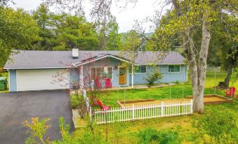 Dog-Friendly Oakhurst Home Walk to Downtown!