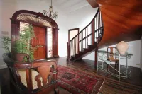 โมเบย์ ค็อตช์ - โฮสเทล