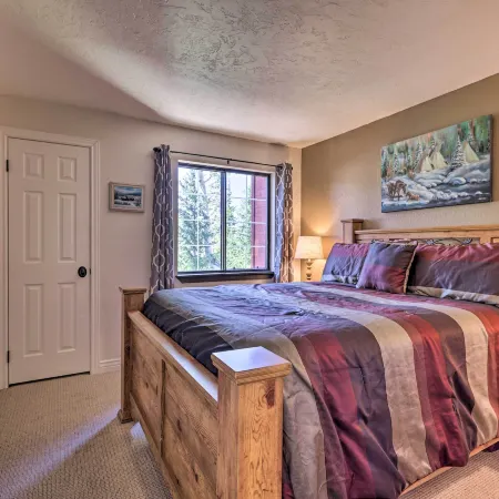 Slopeside Condo with Hot Tub and Game Room Access!