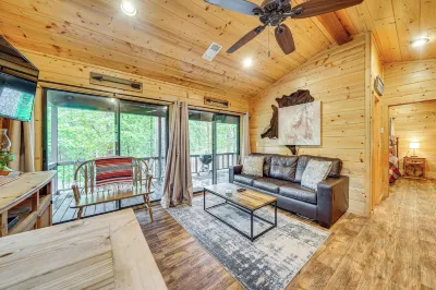 3 Mi to Beavers Bend State Park: Hot Tub Haven! Hotels in Broken Bow
