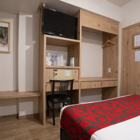 Hotel Roble Отели рядом с достопримечательностью «Площадь Конституции»