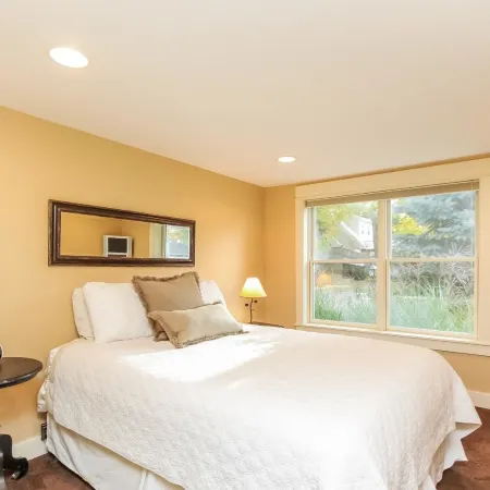 Nightingale Apt with Hot Tub Walk to Saugatuck