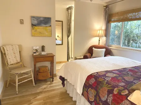 Wisteria Guest House Отели в г. Солт Спринг Айленд