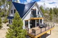 Ski Shores 3 Bedroom Cabin by RedAwning