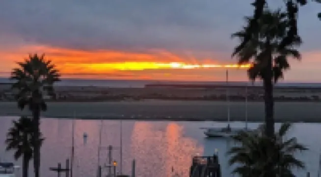 PEEK BAY/OCEAN VIEWS! WALK TO ALL!-500 sq.ft. King bed, full bath, Dog Friendly!