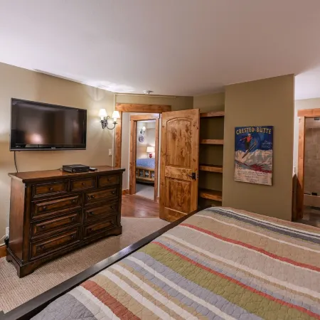 5th Floor 2Bd 2BA Condo with Magnificent Views