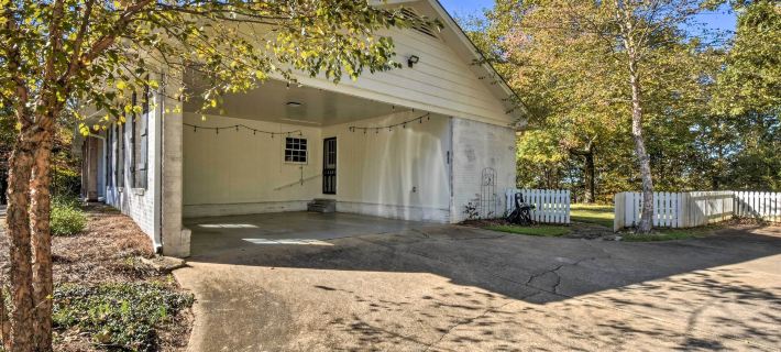 Mod Stable House on 10 Acres, Walk to Lake! Ξενοδοχεία στην πόλη Hall County