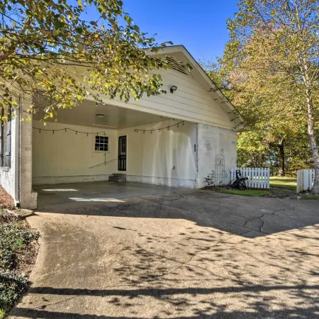 Mod Stable House on 10 Acres, Walk to Lake!